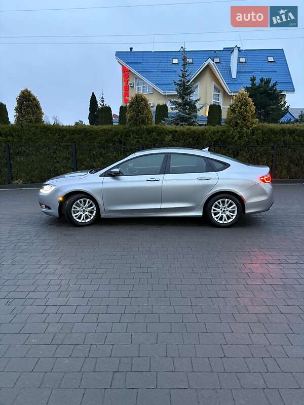 Седан Chrysler 200 2015 в Долине