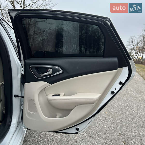 Седан Chrysler 200 2014 в Чернівцях