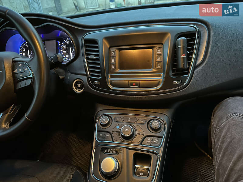 Седан Chrysler 200 2015 в Львове