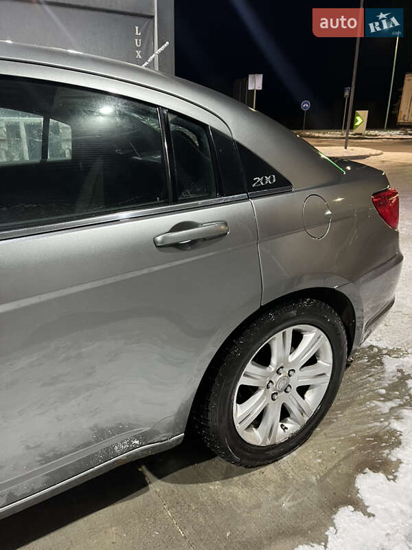 Седан Chrysler 200 2013 в Красном