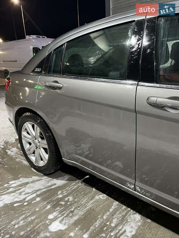 Седан Chrysler 200 2013 в Красном