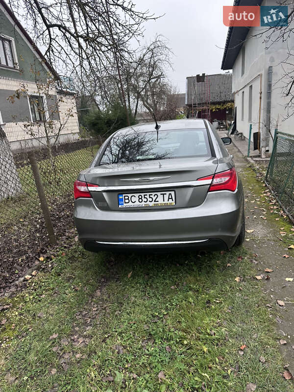 Седан Chrysler 200 2013 в Красном