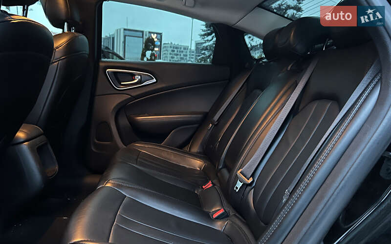 Седан Chrysler 200 2016 в Львове