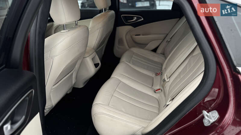 Седан Chrysler 200 2016 в Полтаві