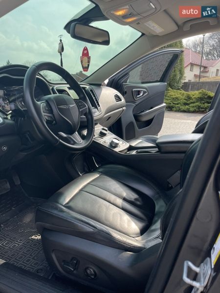 Седан Chrysler 200 2015 в Львове