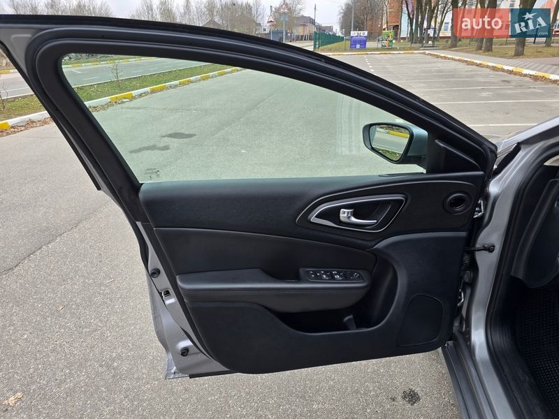 Седан Chrysler 200 2016 в Киеве