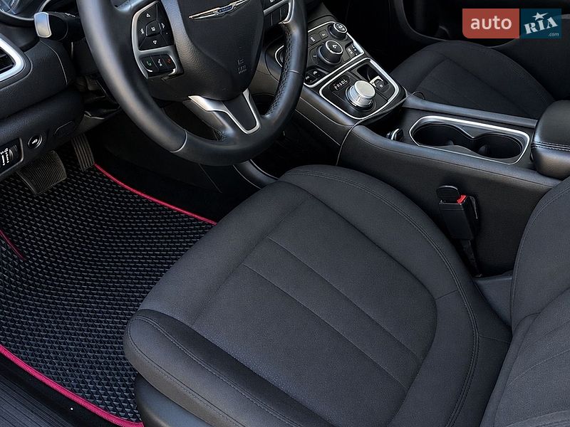 Седан Chrysler 200 2015 в Черновцах