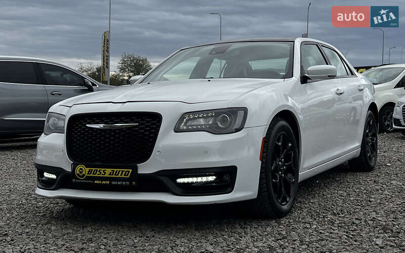 Седан Chrysler 300 S 2015 в Львові