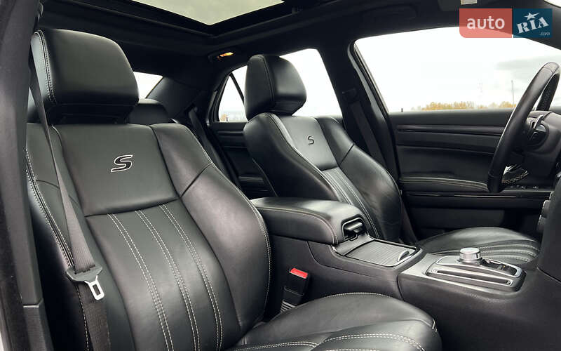 Седан Chrysler 300 S 2015 в Львові