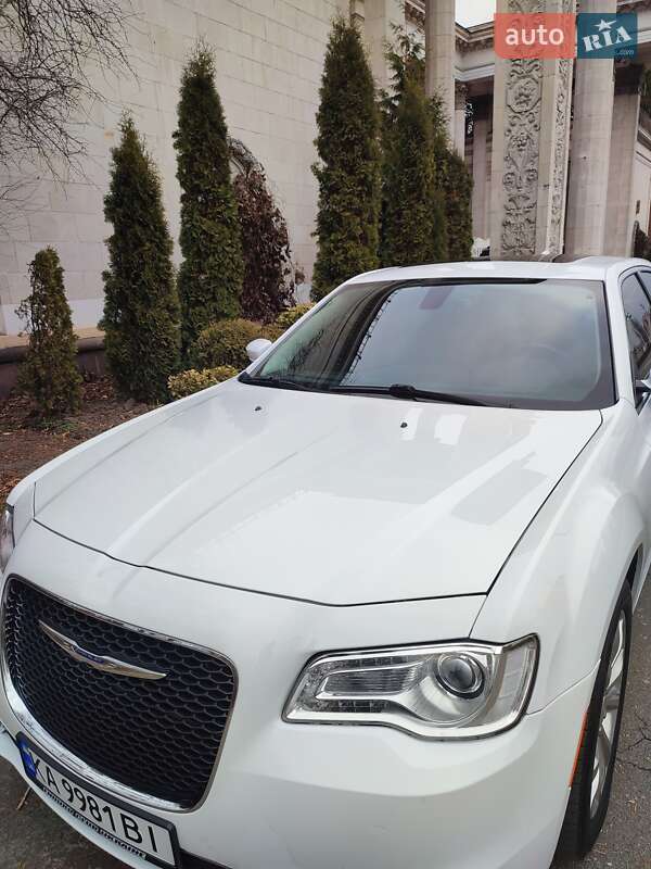Седан Chrysler 300 2016 в Києві