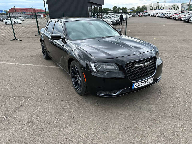 Седан Chrysler 300 2019 в Киеве