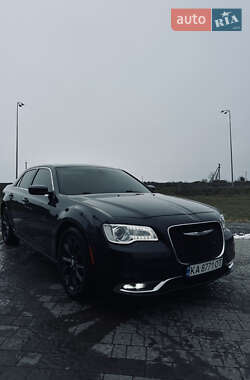 Седан Chrysler 300 2016 в Львові