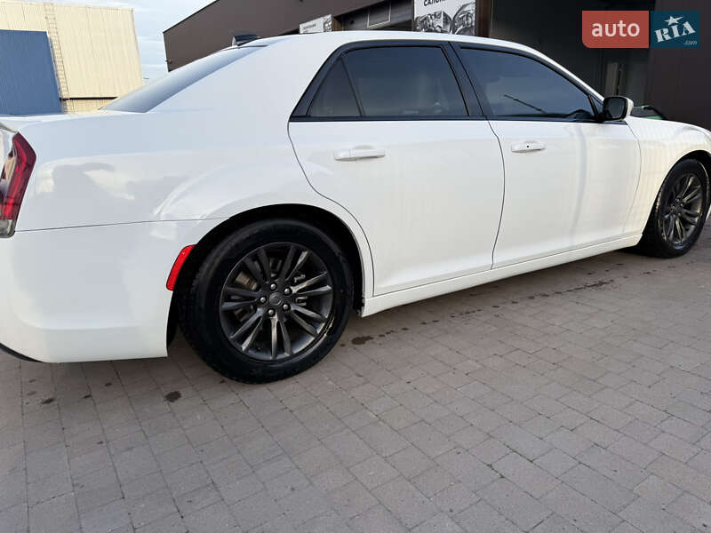 Седан Chrysler 300 2017 в Ковелі