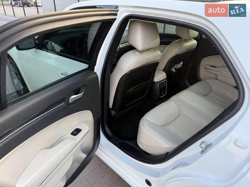 Седан Chrysler 300 2017 в Ковелі