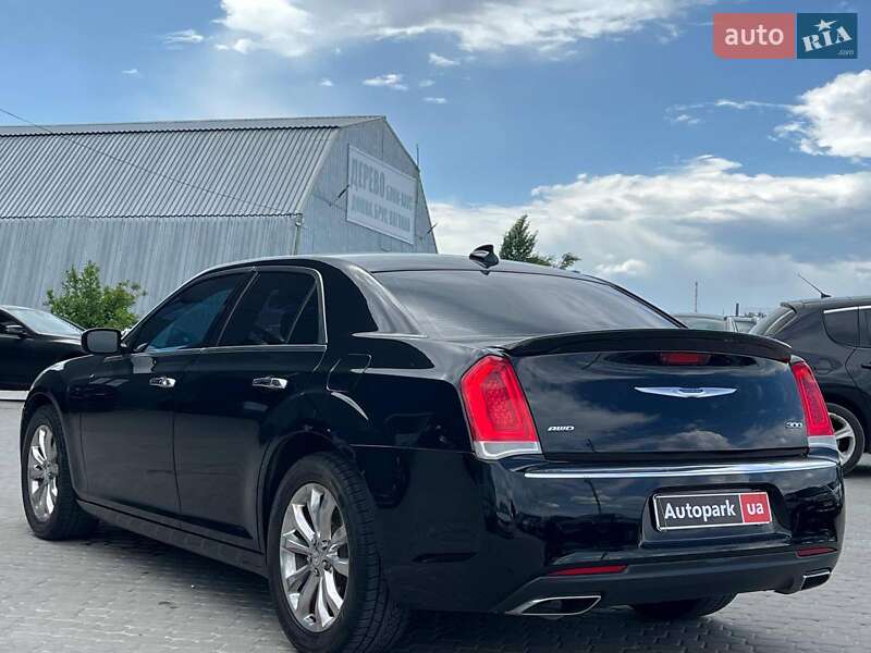 Седан Chrysler 300 2018 в Львове