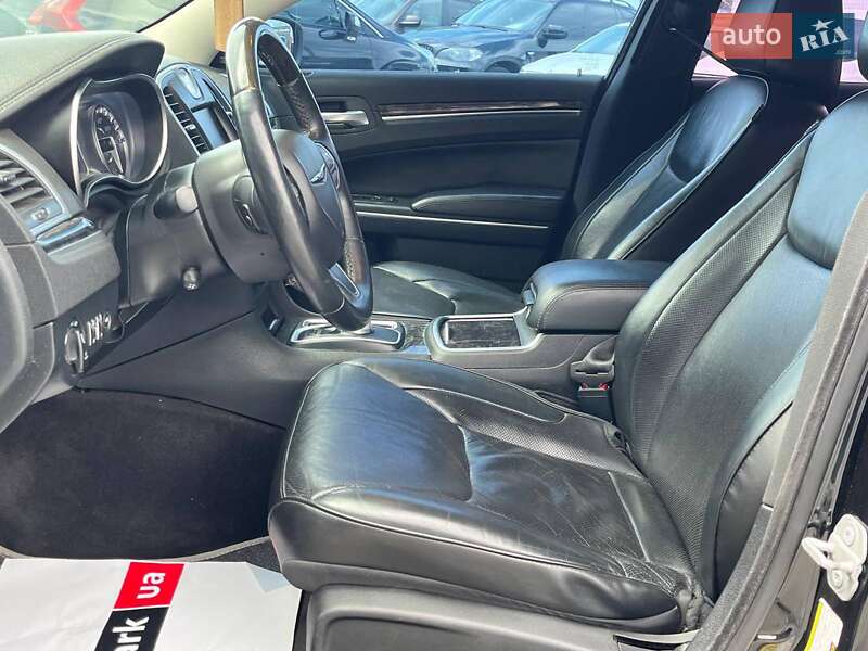 Седан Chrysler 300 2018 в Львове