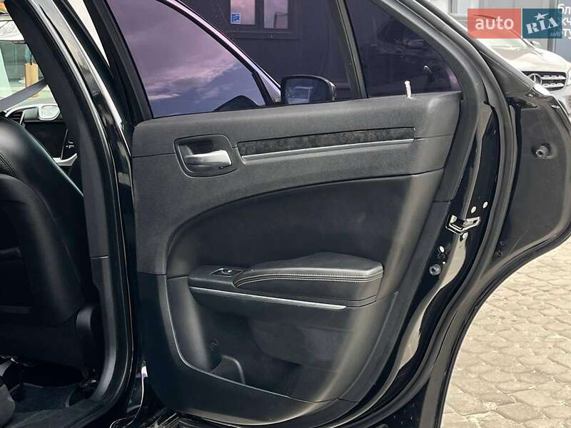 Седан Chrysler 300 2018 в Львове