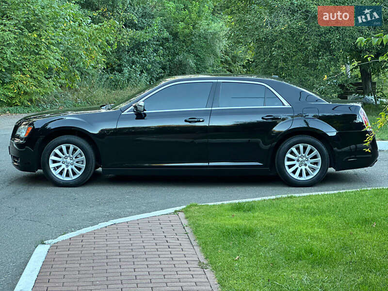 Седан Chrysler 300 2012 в Києві