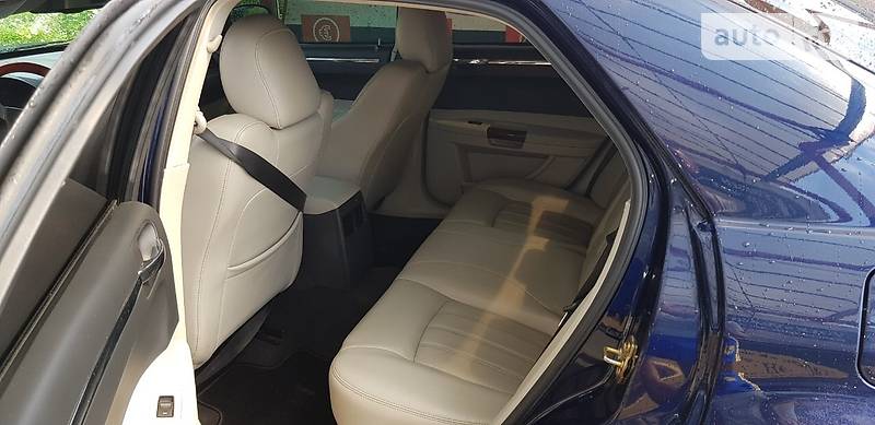 Седан Chrysler 300C 2005 в Кельменцях