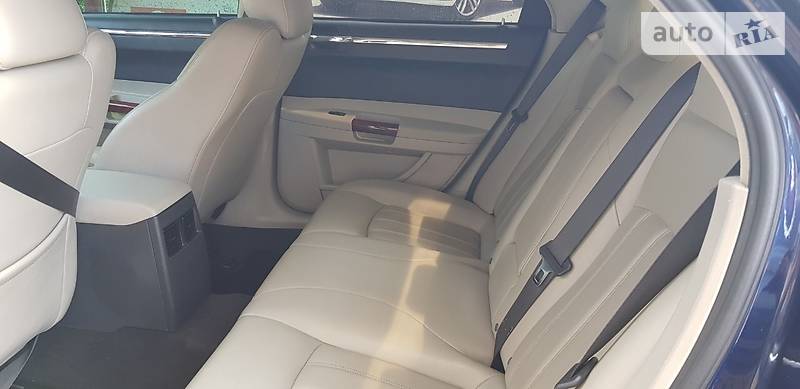 Седан Chrysler 300C 2005 в Кельменцях