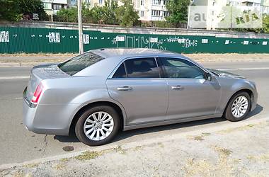 Седан Chrysler 300C 2013 в Киеве