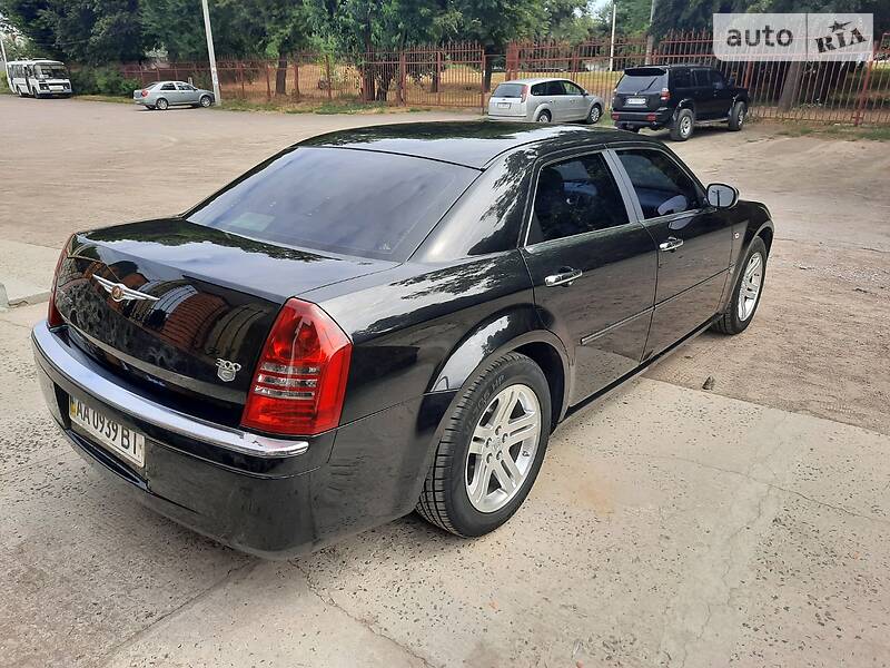 Седан Chrysler 300C 2006 в Смілі