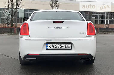 Седан Chrysler 300C 2015 в Киеве