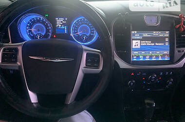 Седан Chrysler 300C 2012 в Львове