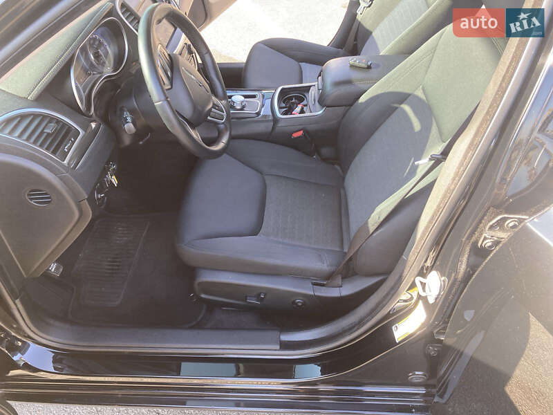 Седан Chrysler 300C 2018 в Киеве