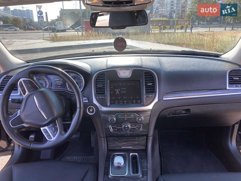 Седан Chrysler 300C 2018 в Киеве