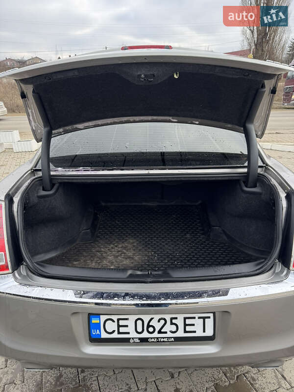 Седан Chrysler 300C 2014 в Черновцах