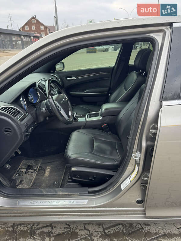 Седан Chrysler 300C 2014 в Черновцах