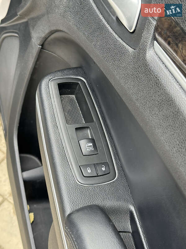 Седан Chrysler 300C 2014 в Черновцах