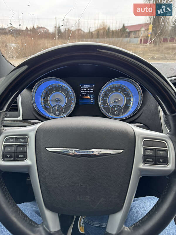 Седан Chrysler 300C 2014 в Черновцах