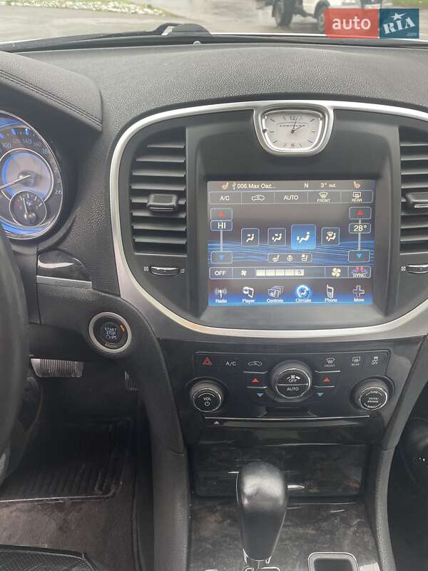 Седан Chrysler 300C 2012 в Львове