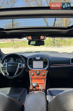 Седан Chrysler 300C 2013 в 