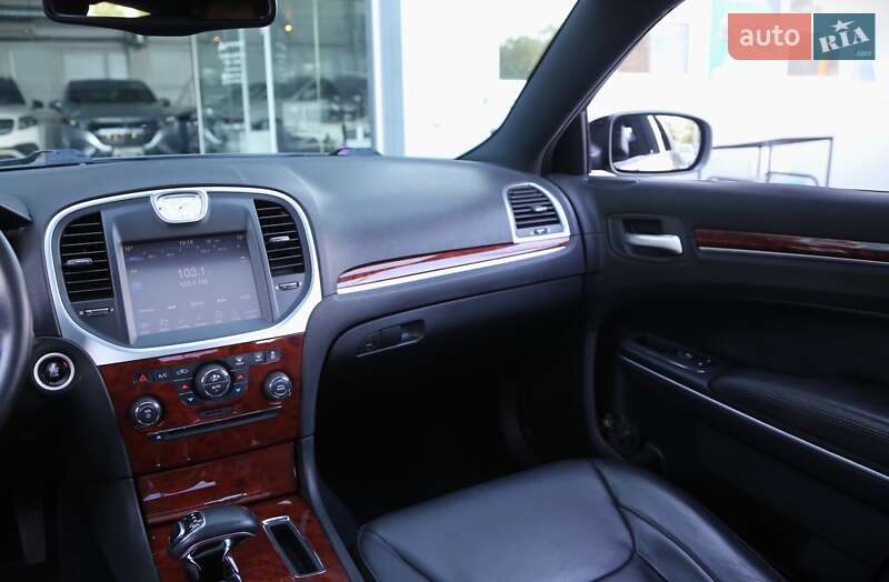 Седан Chrysler 300C 2013 в Киеве