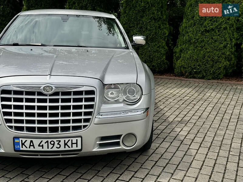 Седан Chrysler 300C 2008 в Львові