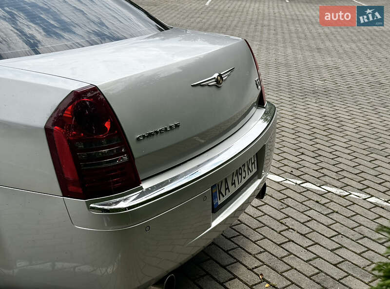 Седан Chrysler 300C 2008 в Львові
