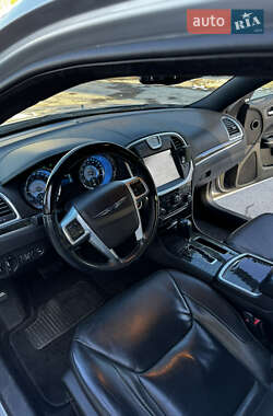 Седан Chrysler 300C 2012 в 