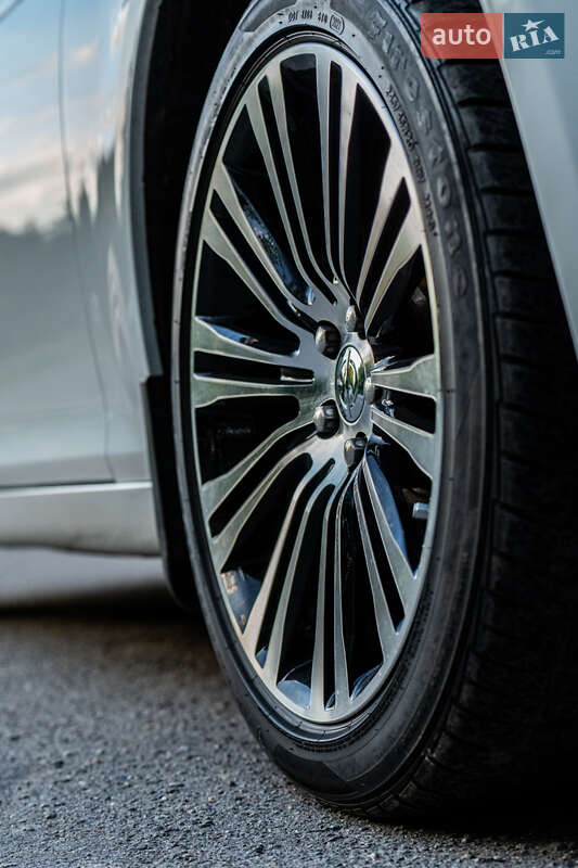 Седан Chrysler 300C 2014 в Хмельницком