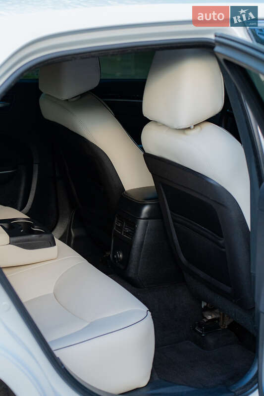 Седан Chrysler 300C 2014 в Хмельницком