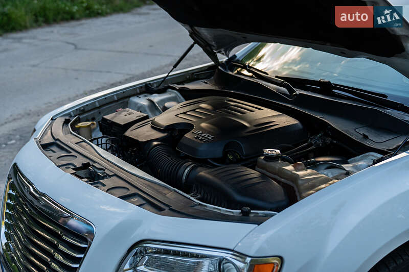 Седан Chrysler 300C 2014 в Хмельницком