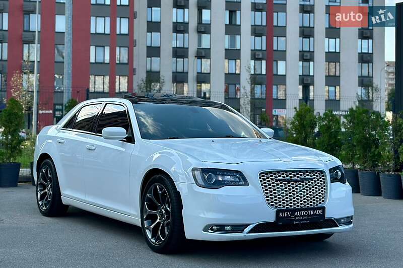 Седан Chrysler 300C 2015 в Киеве