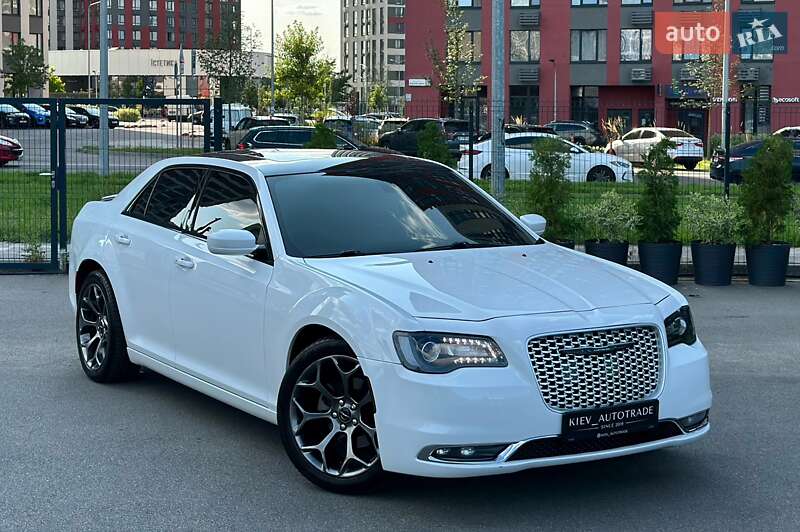 Седан Chrysler 300C 2015 в Киеве