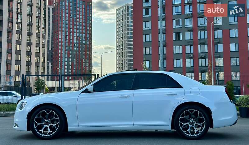 Седан Chrysler 300C 2015 в Киеве