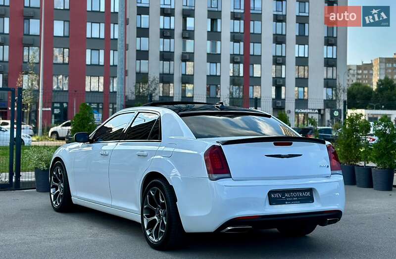 Седан Chrysler 300C 2015 в Киеве