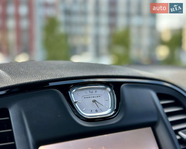 Седан Chrysler 300C 2015 в Киеве