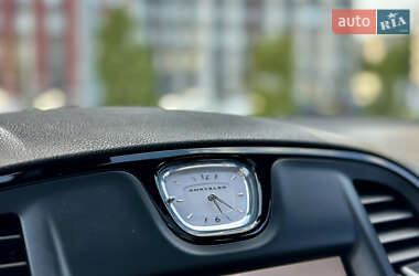 Седан Chrysler 300C 2015 в 