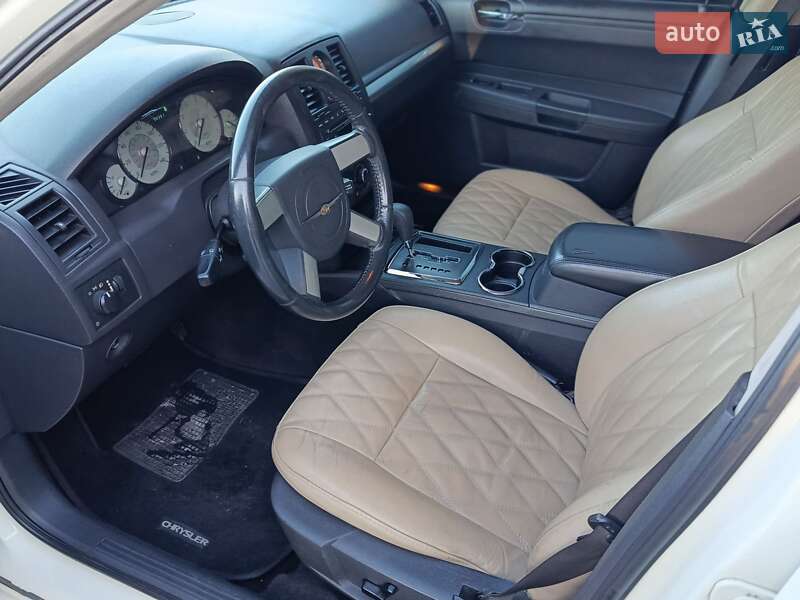 Седан Chrysler 300C 2008 в Львове